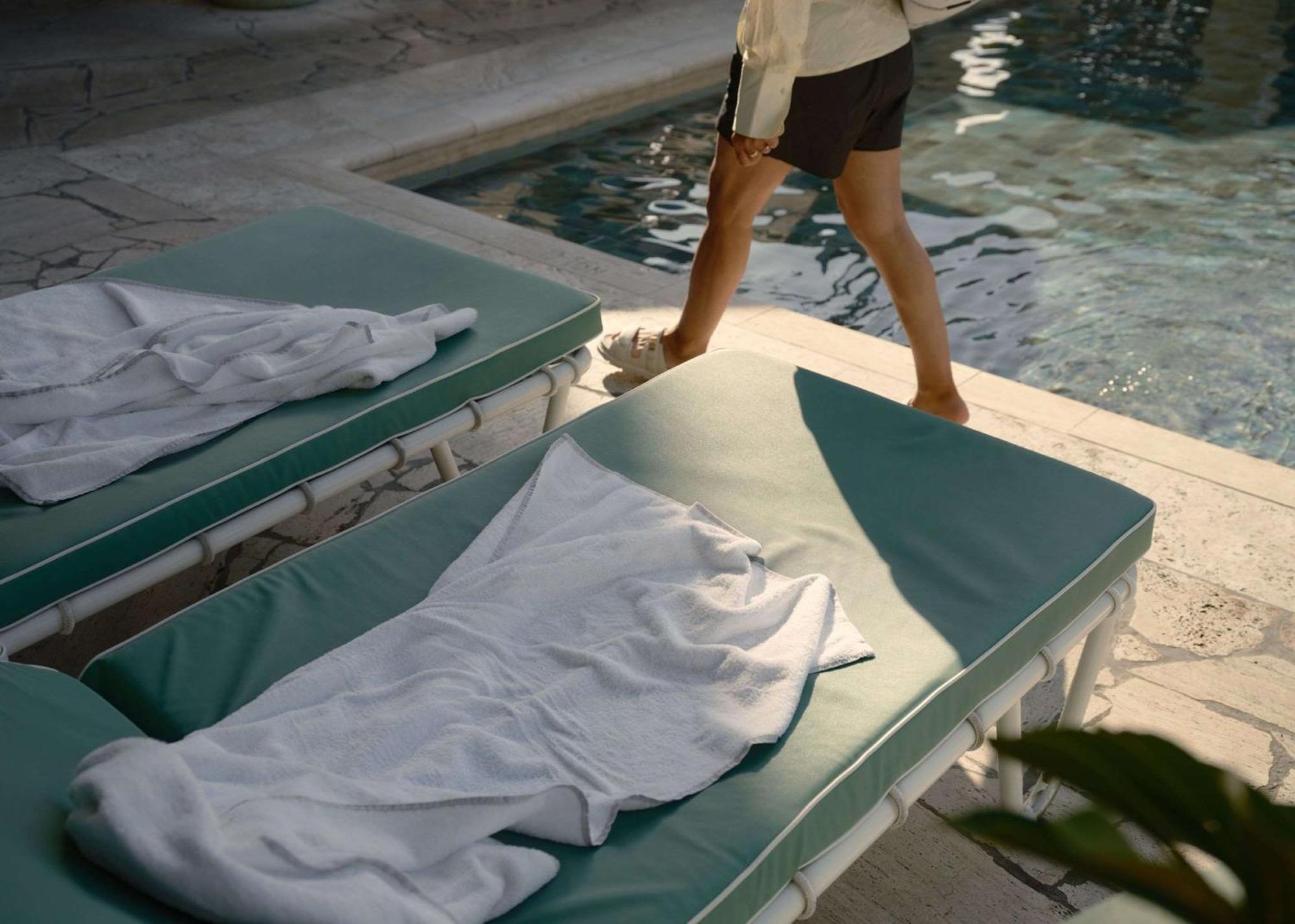 The Calile Hotel Brisbane Esterno foto A poolside chaise longue